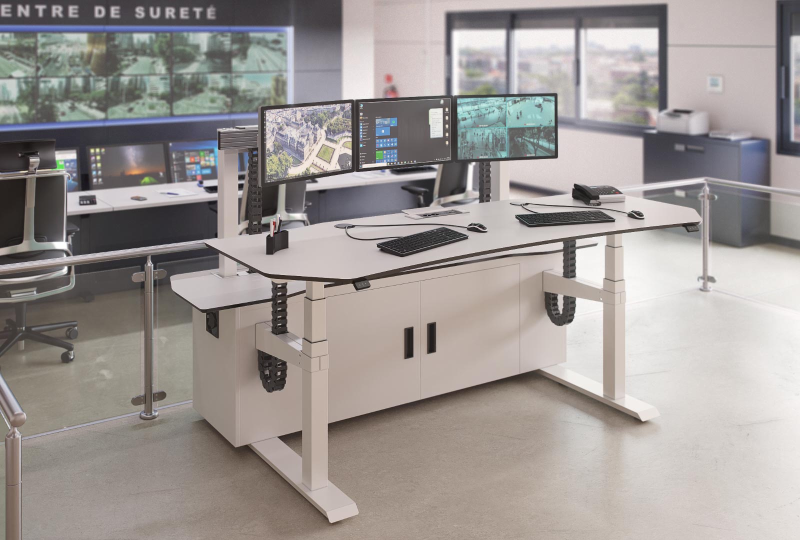 Poste de travail multi-écrans réglable en hauteur pour salles de contrôle