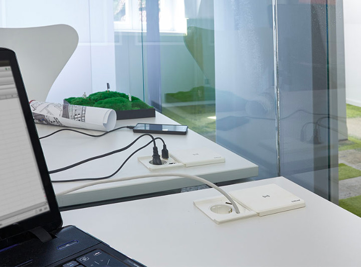 Installé sur une bureau, le Square80 offre un maximum de connexions pour un minimum d'espace